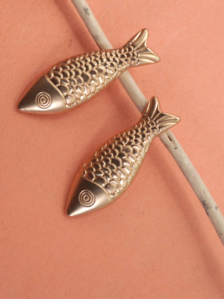 MATTE GOLD FISH STUD EARRINGS | 80E62240 for wholesale by JOSSLYN by wall to wall