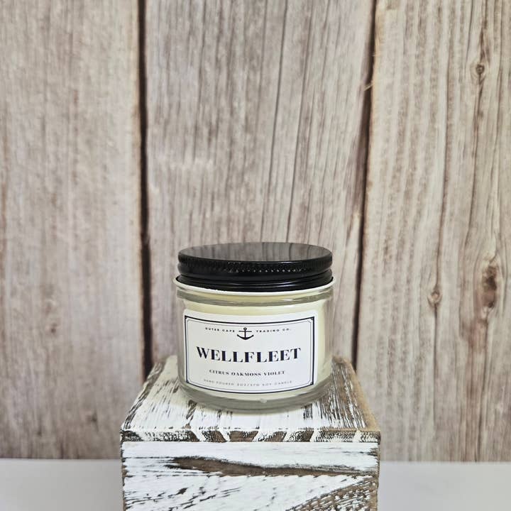 Outer Cape Trading Company – Großhandel Kerze im Glas / gefüllte Kerze – Wellfleet Cape Cod Sojawachs-Kerze mit knisterndem Holzdocht Großhandel in großen Mengen4