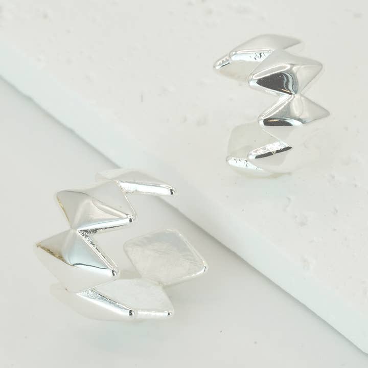 NEU | Edgy Ohrklemmen, Silber, 1 Paar, entworfen von Rebeca Sá für den Großhandel von Divé