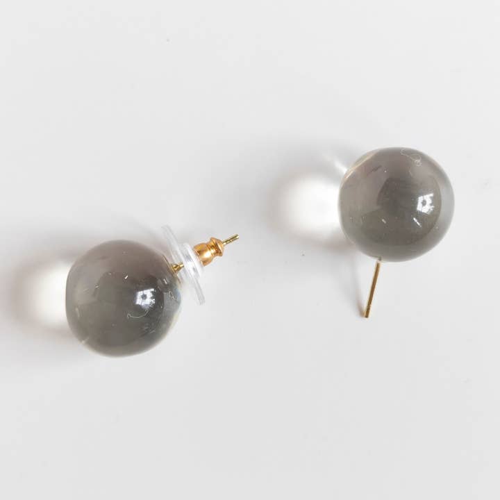 Boucles d'oreilles Tierra Mini Sphère Eco-Resine pour la vente par Belart Fair Trade