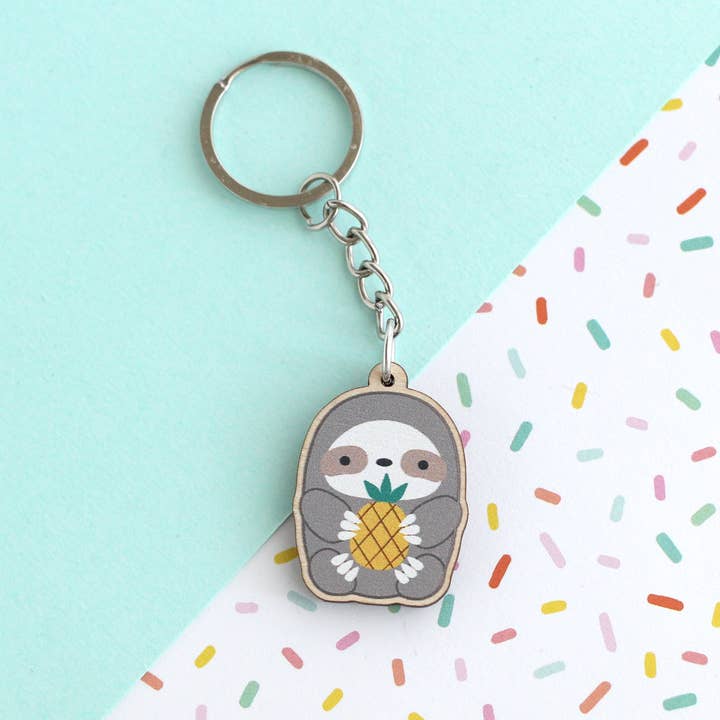 Porte-clés en bois de paresseux ananas. Porte-clés mignon en bois de paresseux pour la vente par Wild Whimsy Woolies