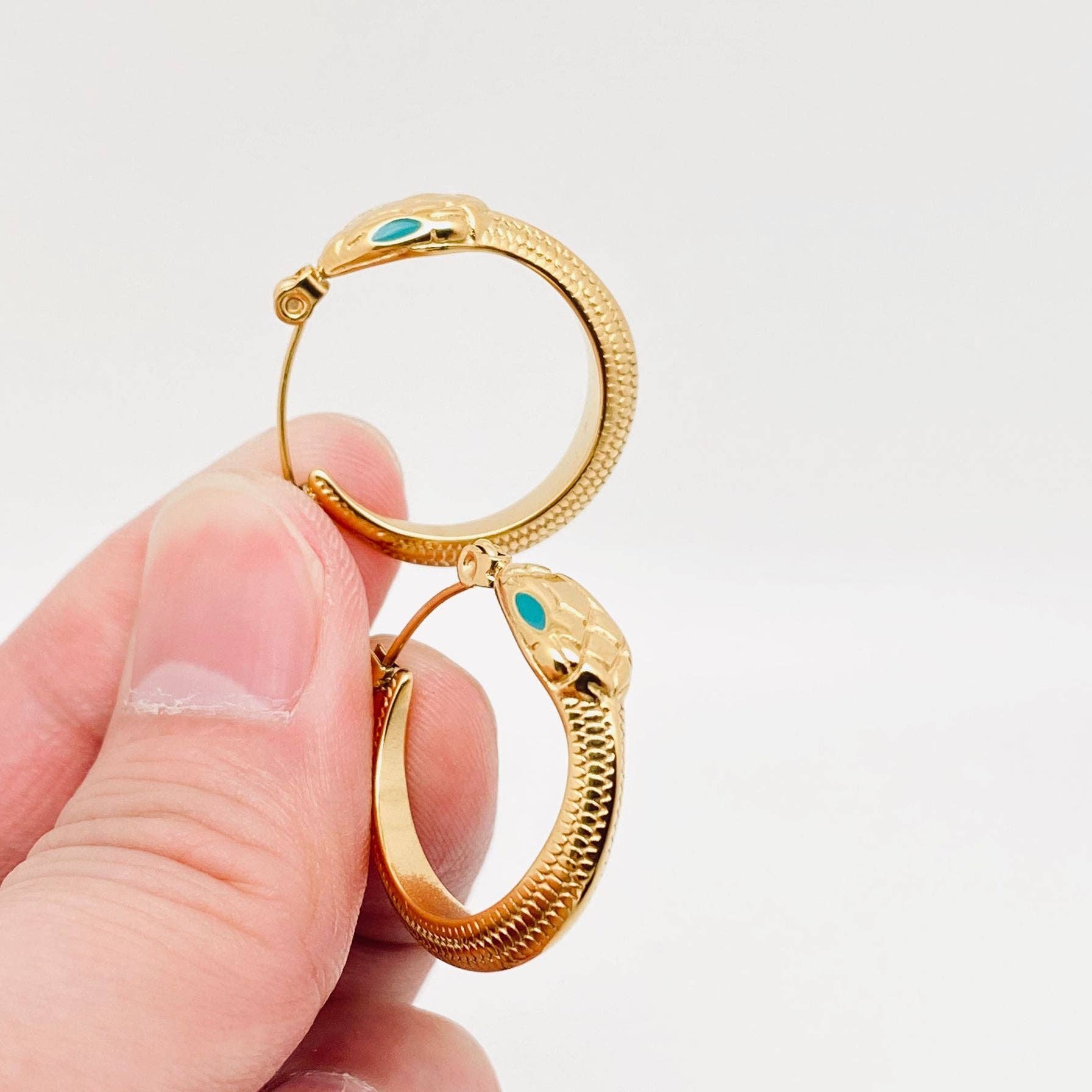 Mio Queena – wholesale Hoop-örhängen – Emalj Green Eyes Snake 18K guldpläterade Hoop-örhängen - FGS2