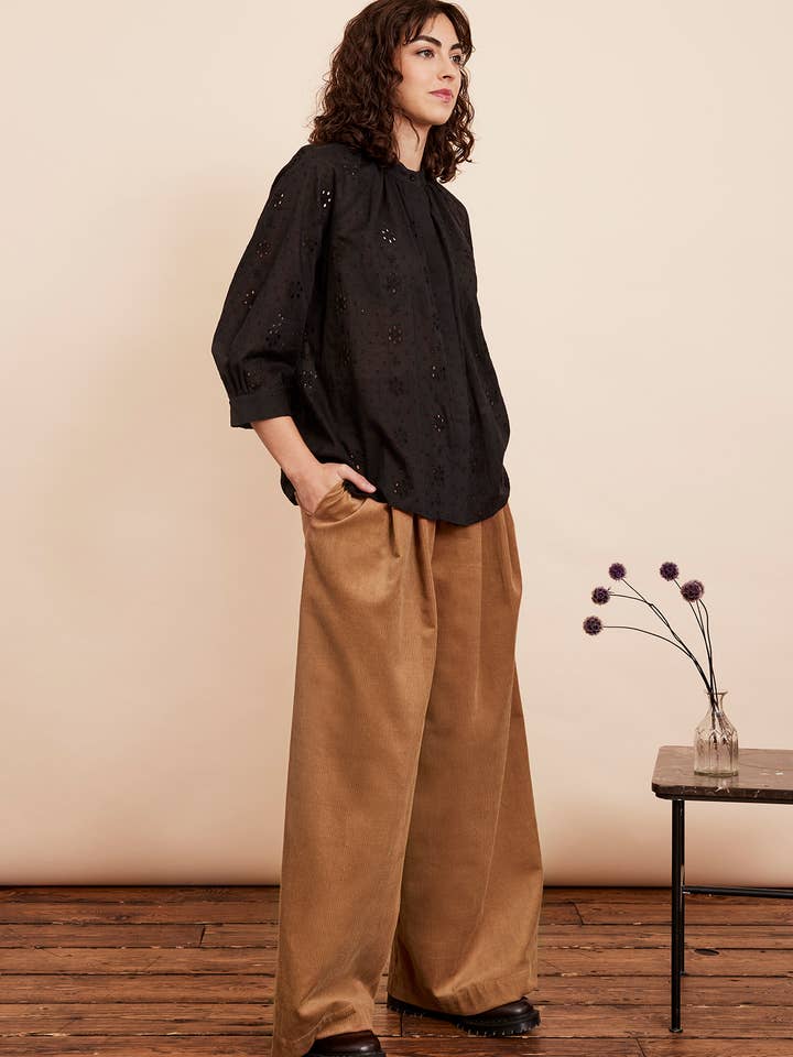 Bianca Lurex Broderie zwarte blouse voor wholesale door emilyandfin