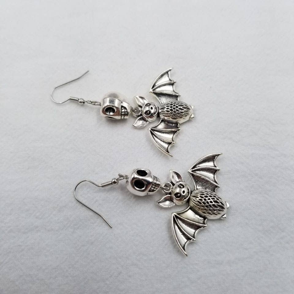 ENA Jewelry - Vendita all'ingrosso Orecchini pendenti - Orecchini gotici di Halloween con teschio e pipistrello1