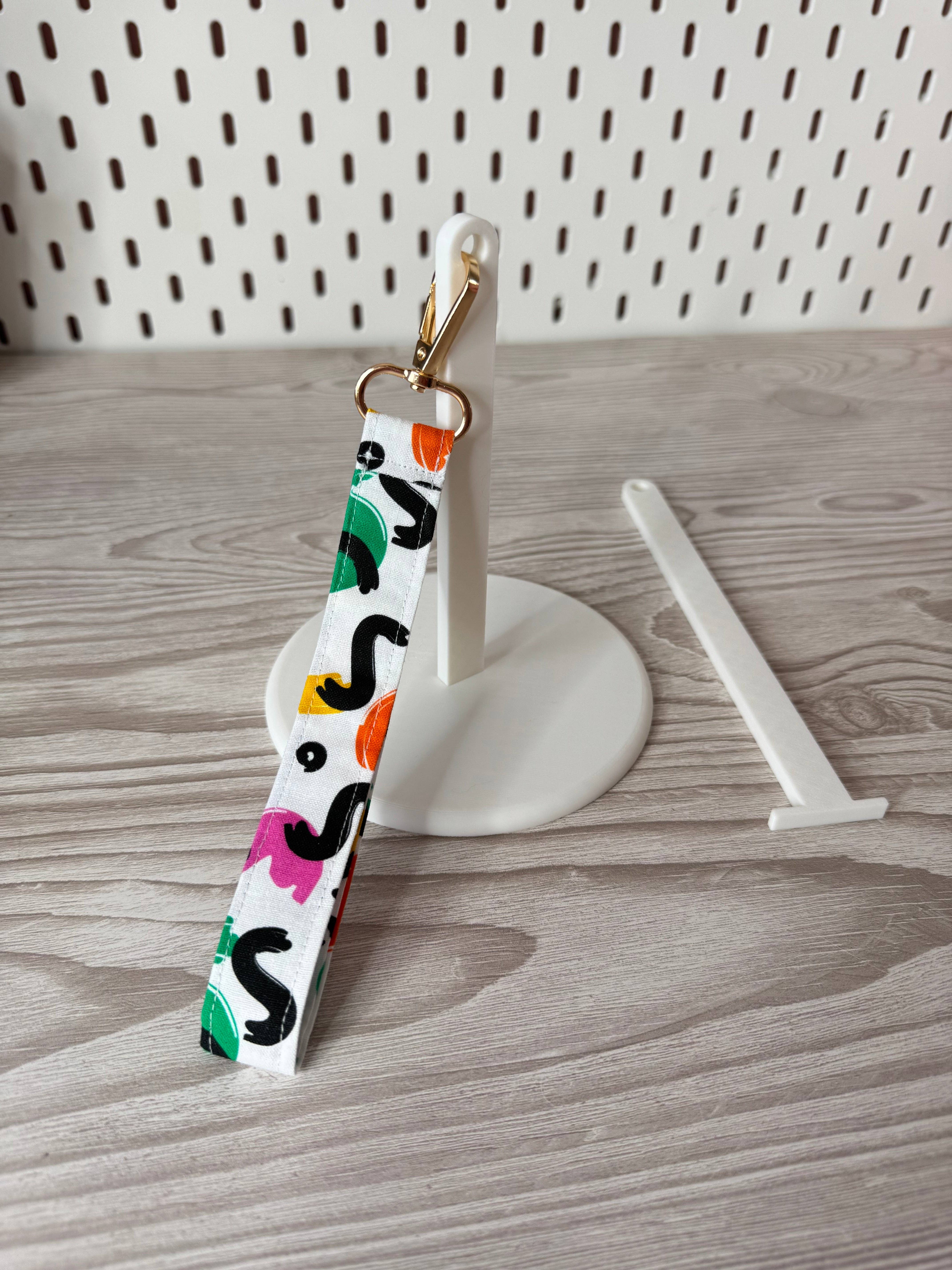 Emily's Weaving – wholesale Knitting/Crochet Supplies – White Yarn Spinner with Abstract Wristlet1