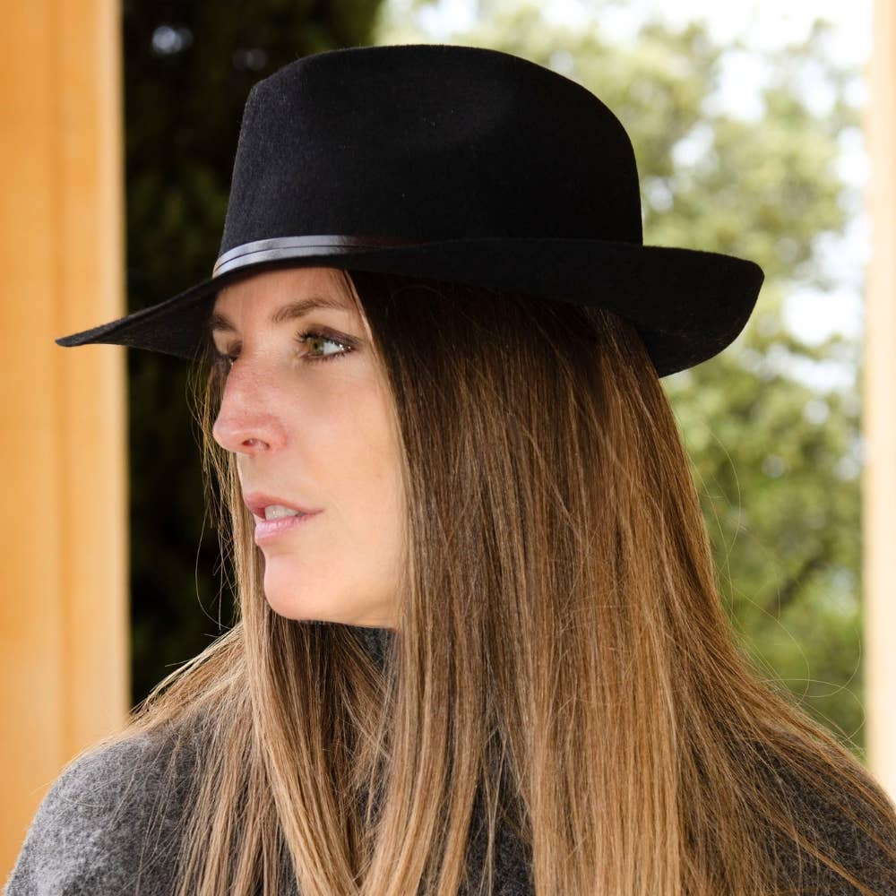 TRAVAUX EN COURS... – Großhandel Fedora-Hut – Damen – Filzhut mit Lederband und rohem Rand5