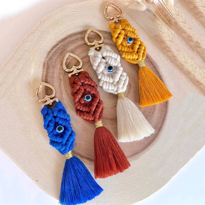Assortiment de porte-clés faits main avec œil maléfique en macramé pour la vente par Gypsy Soul