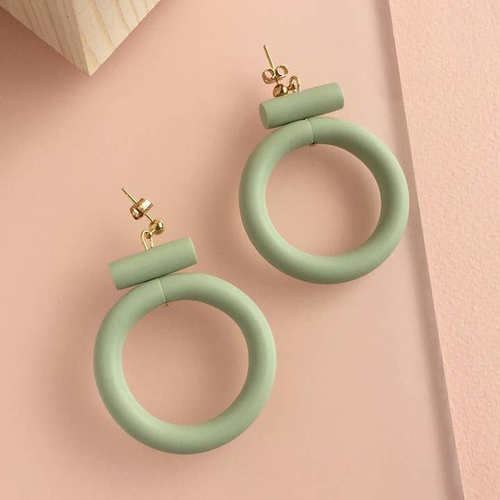 Pendientes circulares de arcilla polimérica en verde pistacho para venta al por mayor de Loela