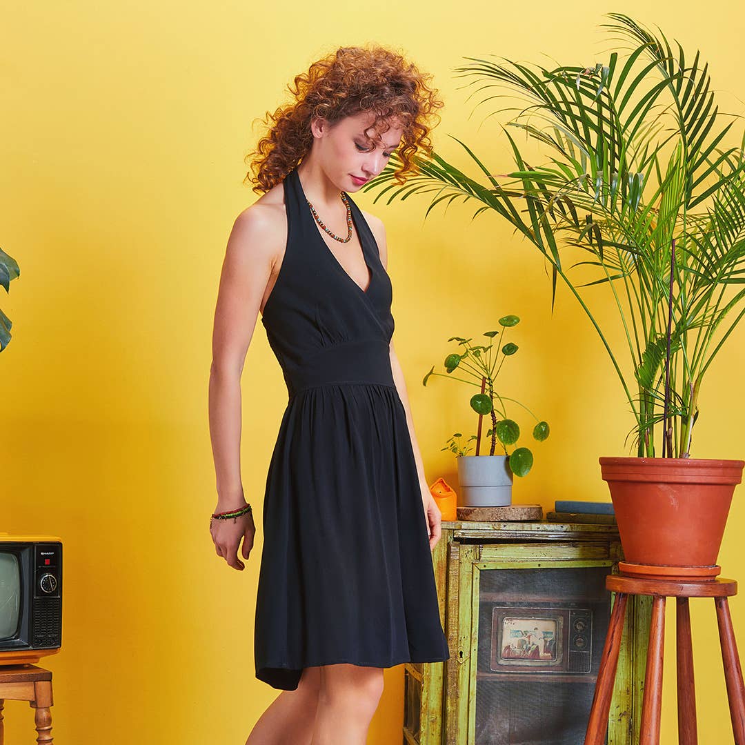 Los Banditos – Großhandel Kleid – Damen – Böhmisches schwarzes Skaterkleid mit geraffter Taille und Schnürung am Ausschnitt2