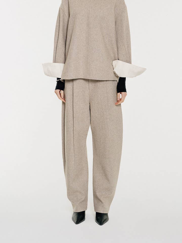 Pantalon en laine structuré August Beige-Précommande pour la vente par Joanne Lu Design