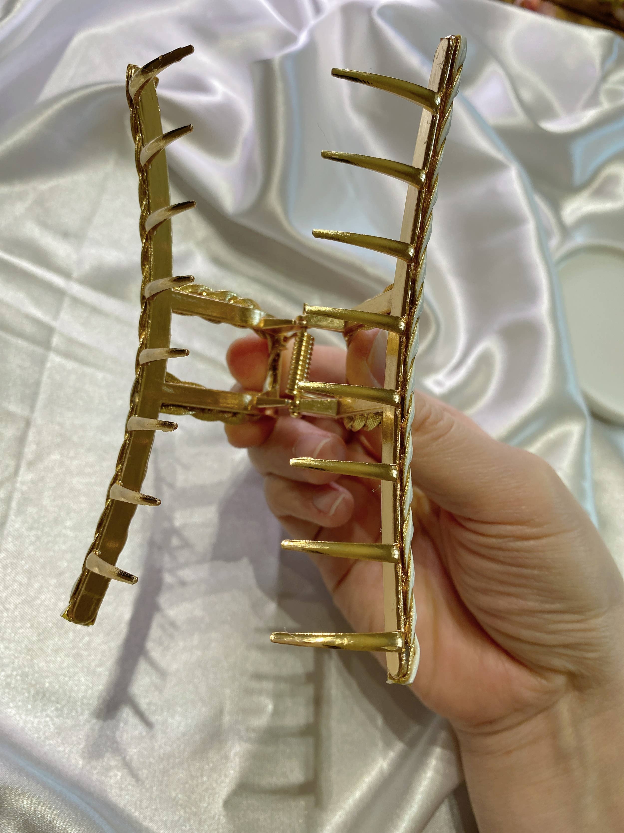 LadyJuneAccessories – Engroshandel Hårspænde - Dame – Store hvide hårklemmer i guldmetal med twistet hårklo5