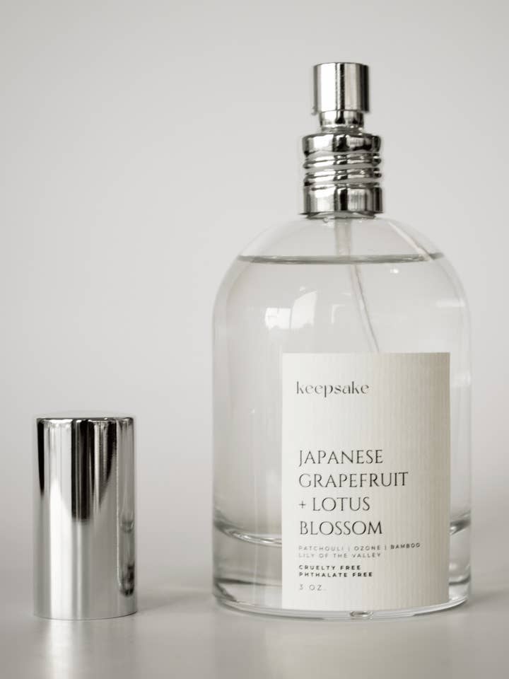3 oz. Rum-/Linneduftspray - Japansk Grapefrugt + Lotusblomst for engroshandel hos Keepsake Candle | Curated