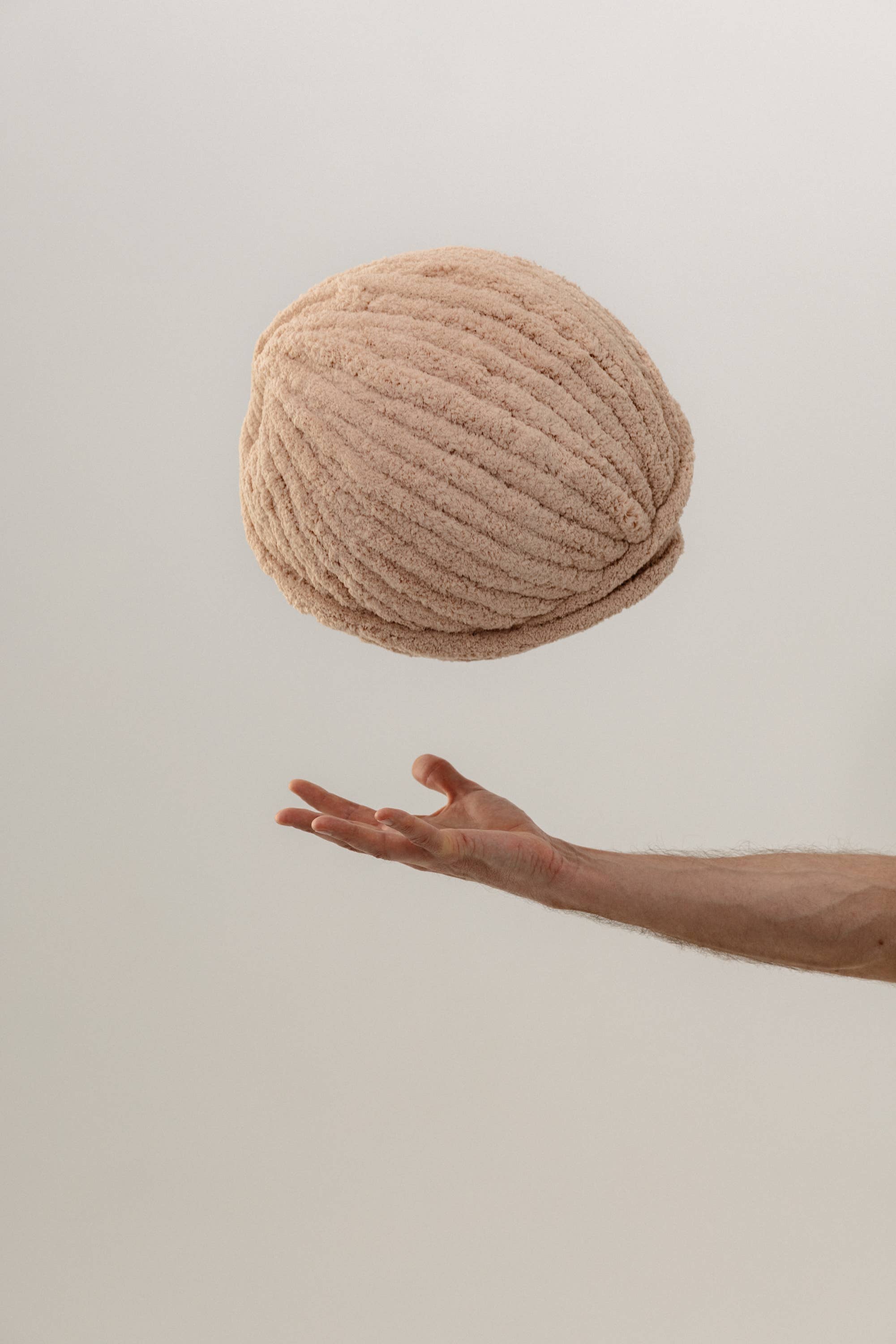 woolexperts – wholesale Yarn – 1KG Chenille yarn Giant Puffy plush yarn for arm knitting 2