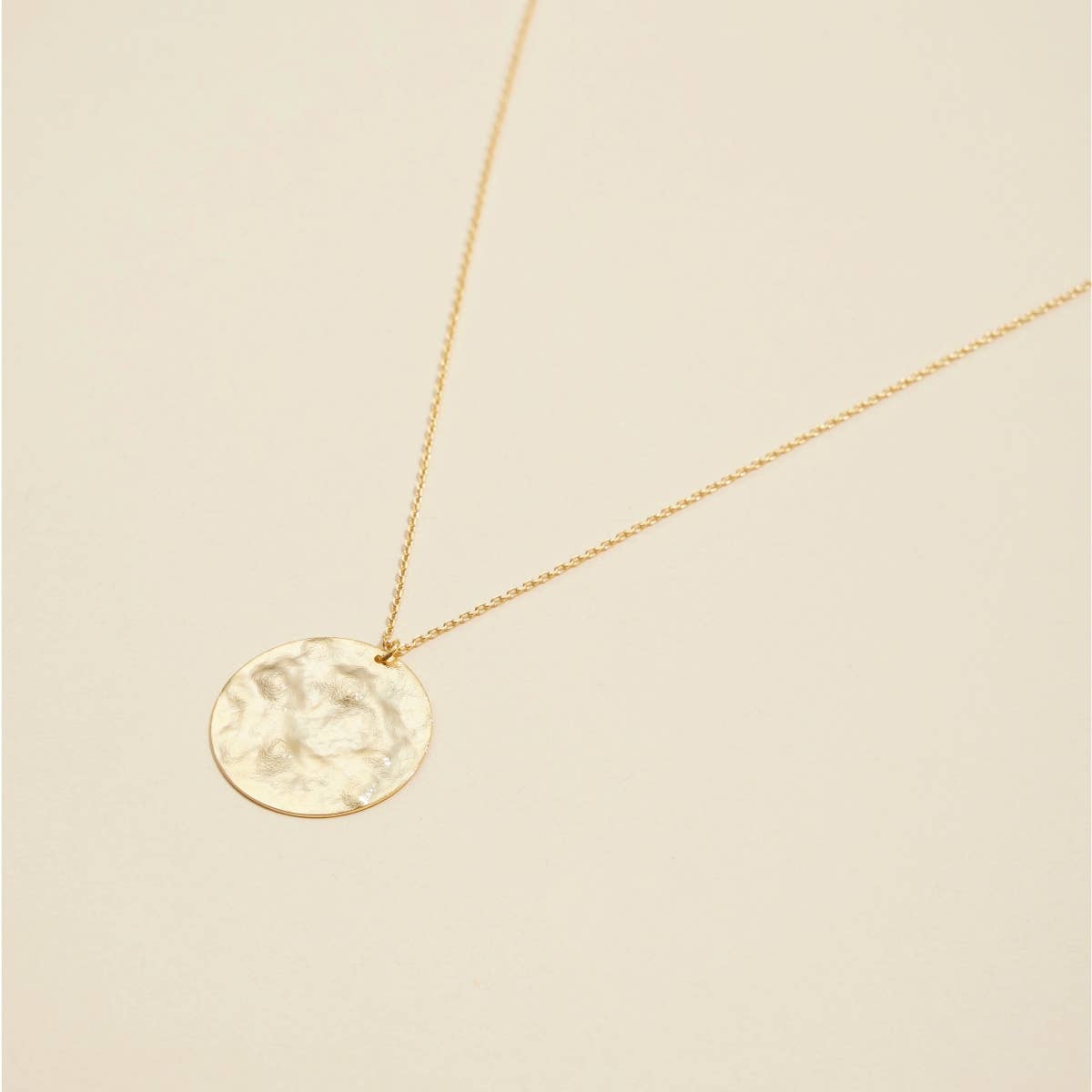 Lilla Haven – wholesale Hänge-/berlockhalsband – Hamrad rund charm gulddopp kort halsband0