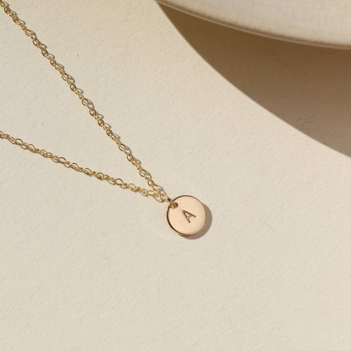 Collier Disque Monogramme Petit I Bijoux de la Saint-Valentin pour la vente par Token Jewelry