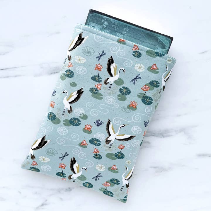 héron lac - pochette de livre rembourrée, pochette de livre pour la vente par pillowhead designs