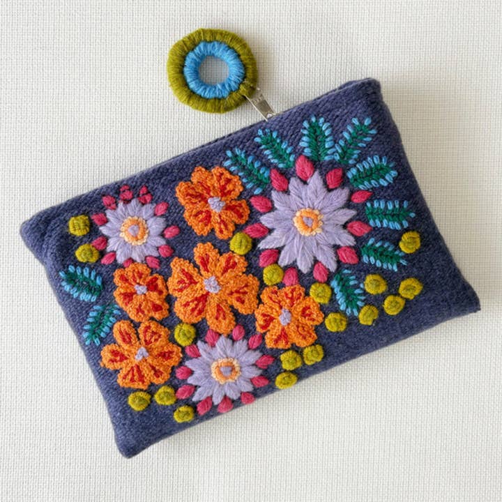 Pochette en laine brodée de fleurs des prairies pour la vente par Jenny Krauss