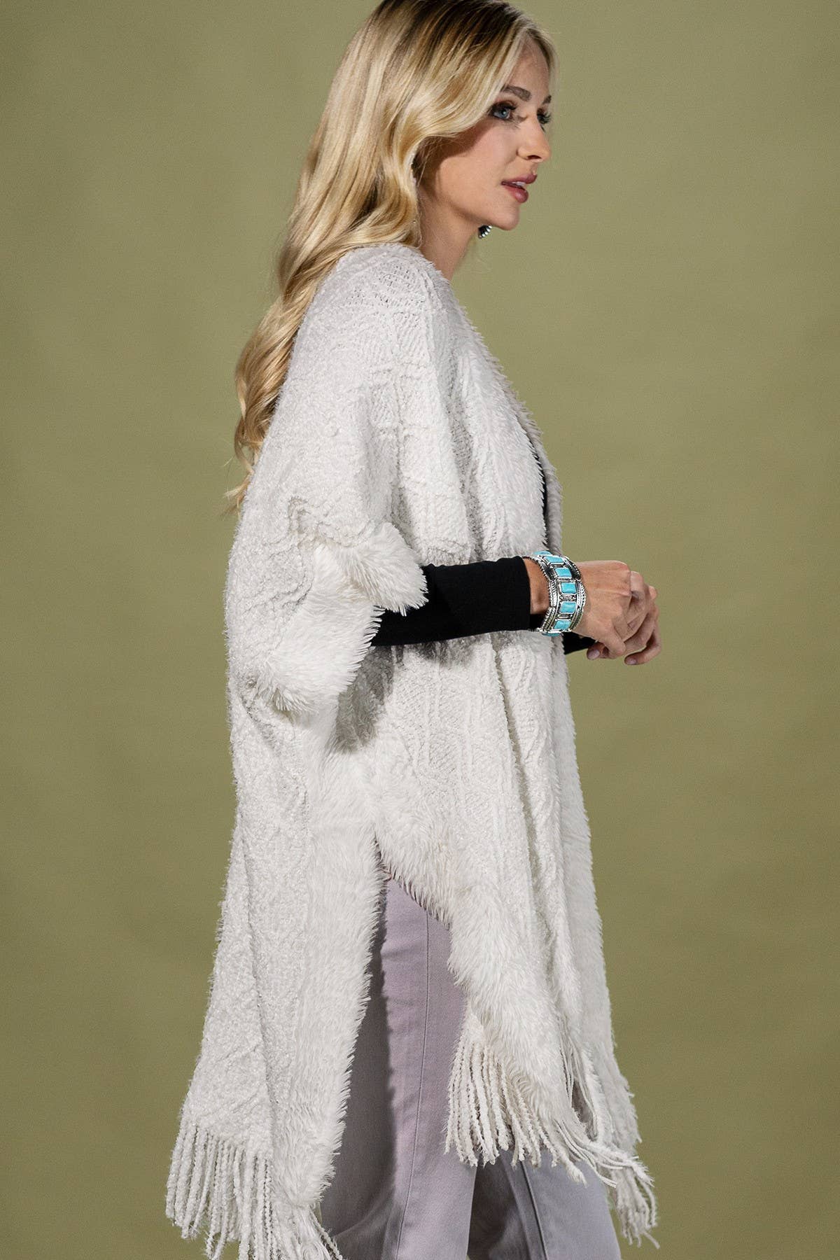 Urbanista - Vendita all'ingrosso Poncho - Donna - Scialle accogliente in maglia bouclé e morbido con frange.4