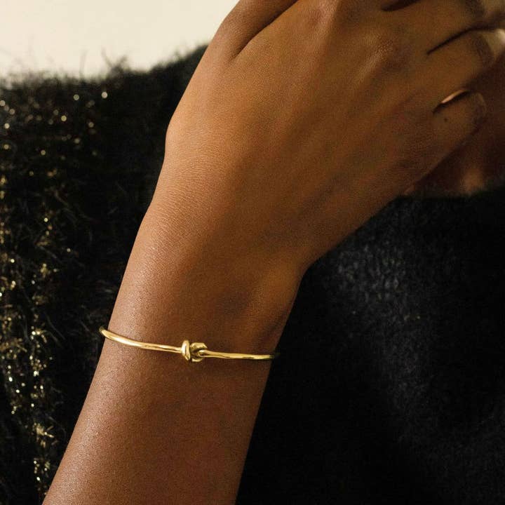 Åben knude manchetarmbånd i messing til kvinder - Tatu for engroshandel hos Ecodunia