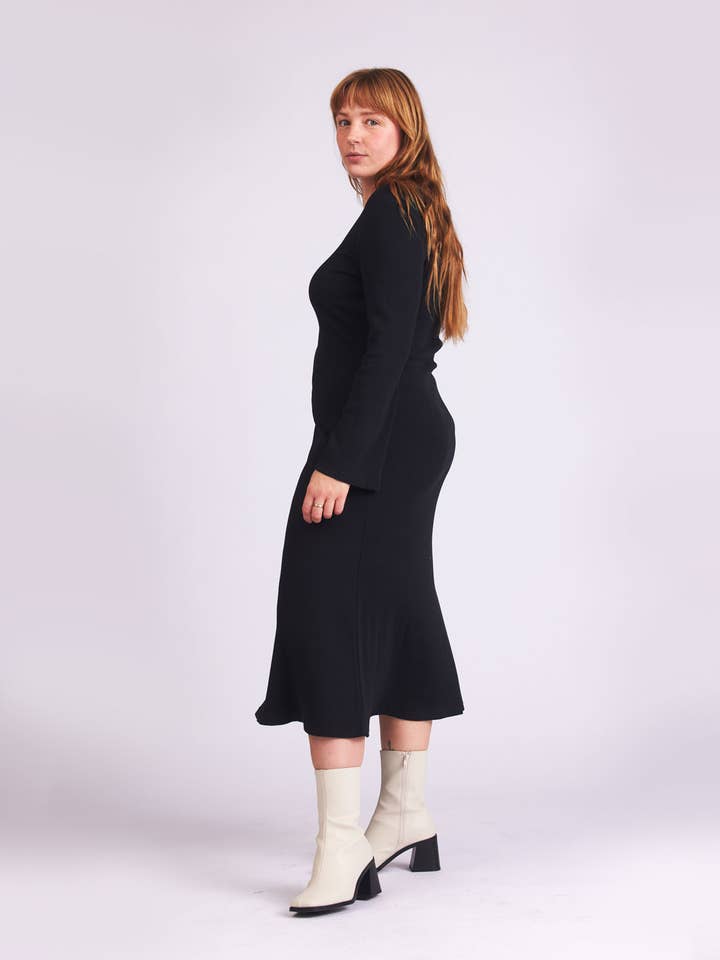 Birdie - lång klänning med utsvängda ärmar i svart för wholesale av Baìge the Label