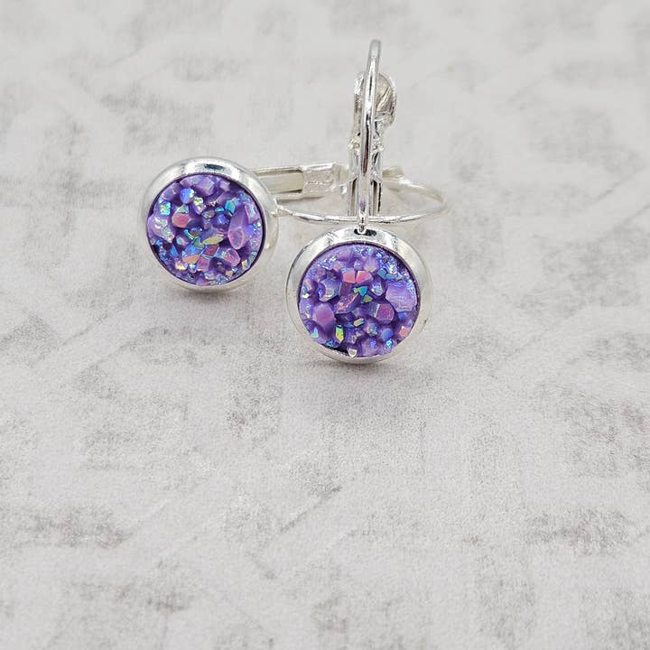 Boucles d'oreilles pendantes rondes Druzy (8 mm faites à la main) - Lilac Shimmer pour la vente par The Sparkle Shop
