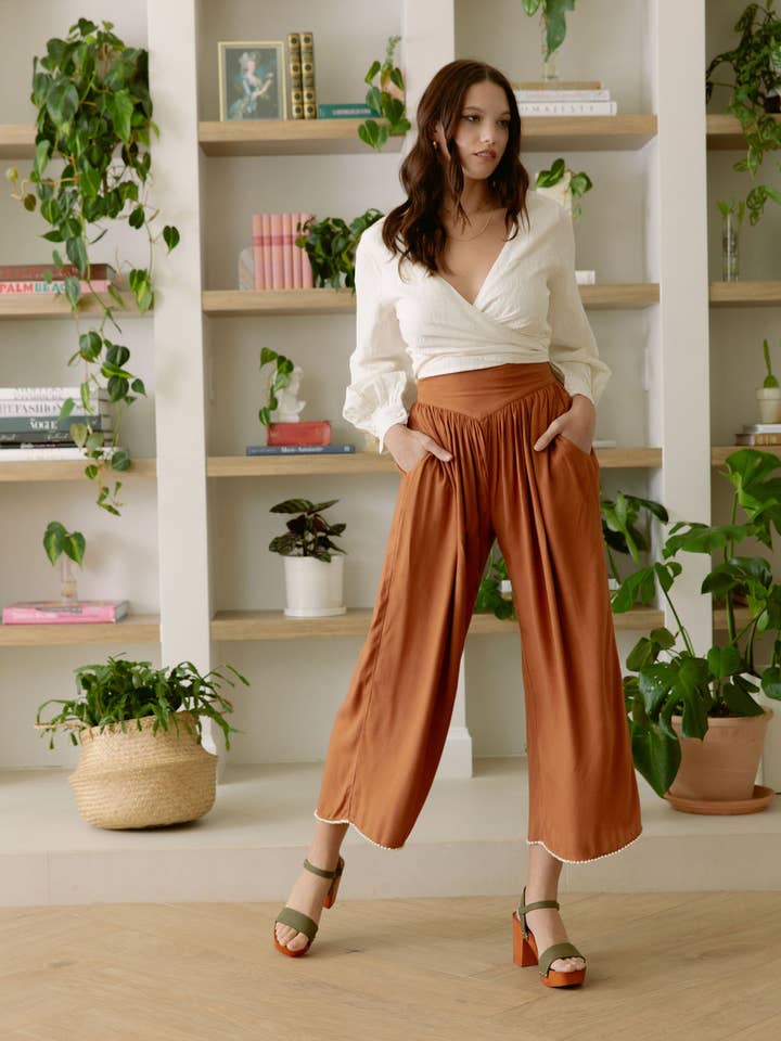 Pantalon marron Marrakech avec ourlet perlé Pantalon Lounge pour femme pour la vente par Carolina Benoit
