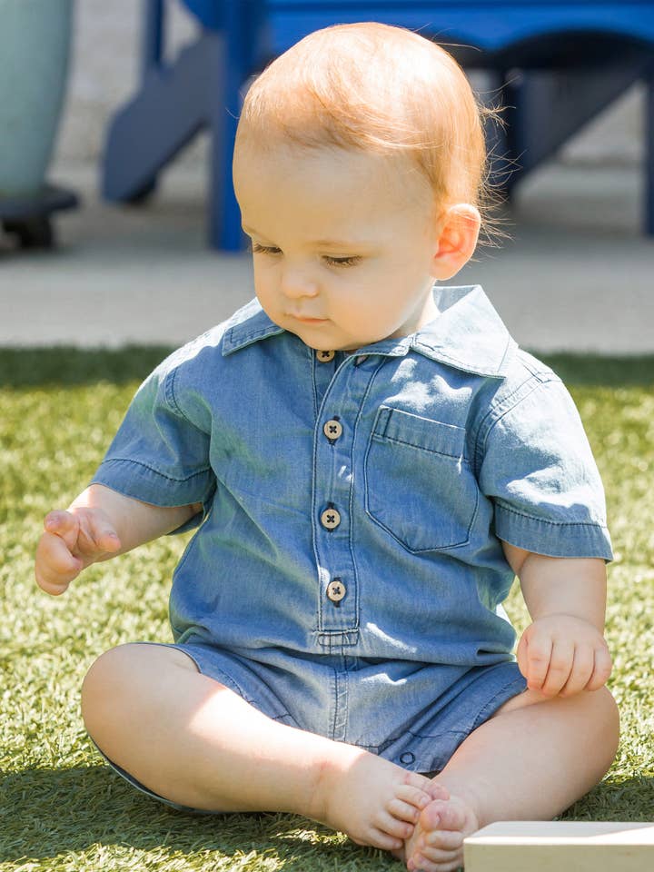 Baby Drenge Lyseblå Denim Knap-Op Romper for engroshandel hos RuffleButts + RuggedButts