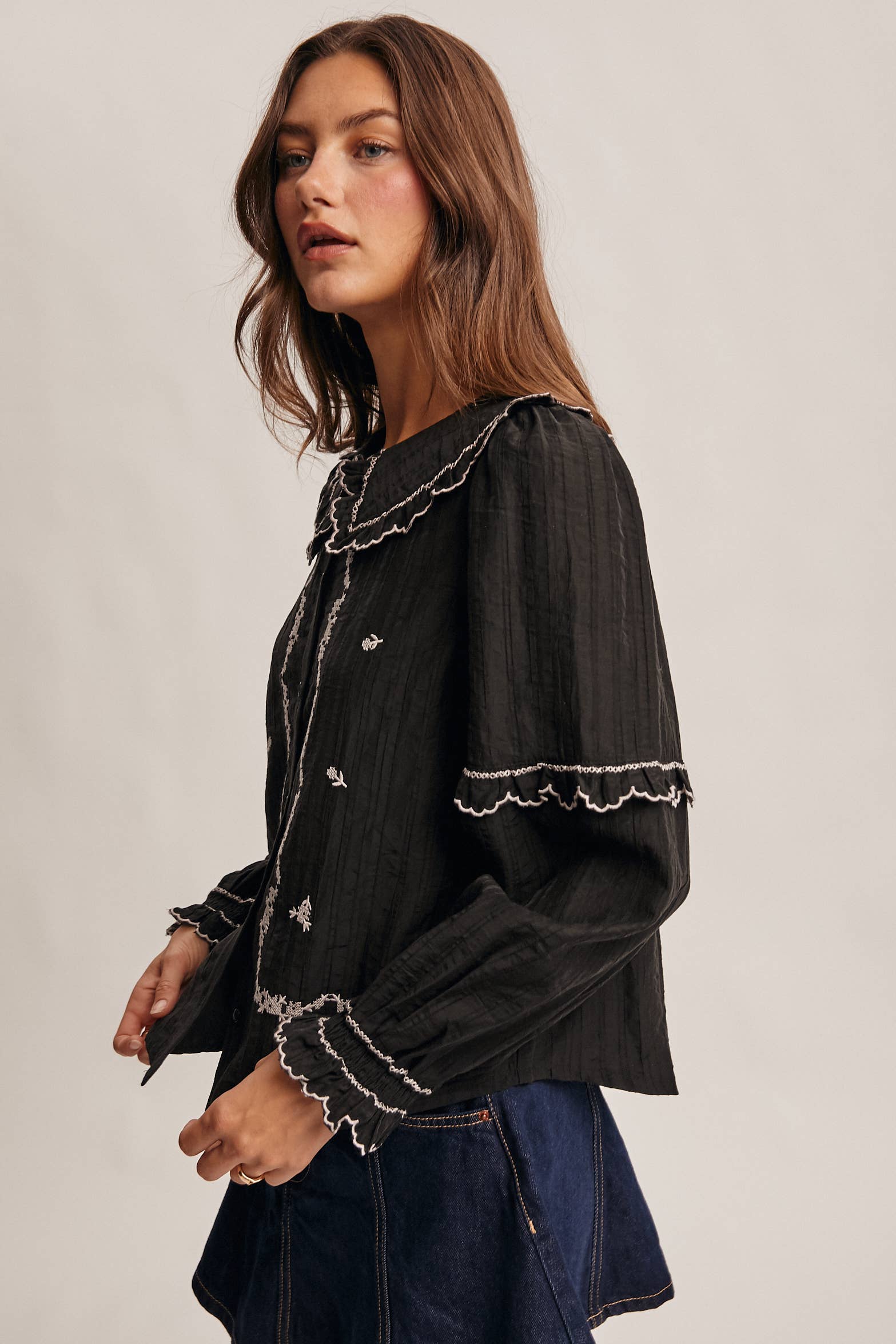 Forte – wholesale Blus - Dam – Broderad blus i bomull med volangkrage FT000333