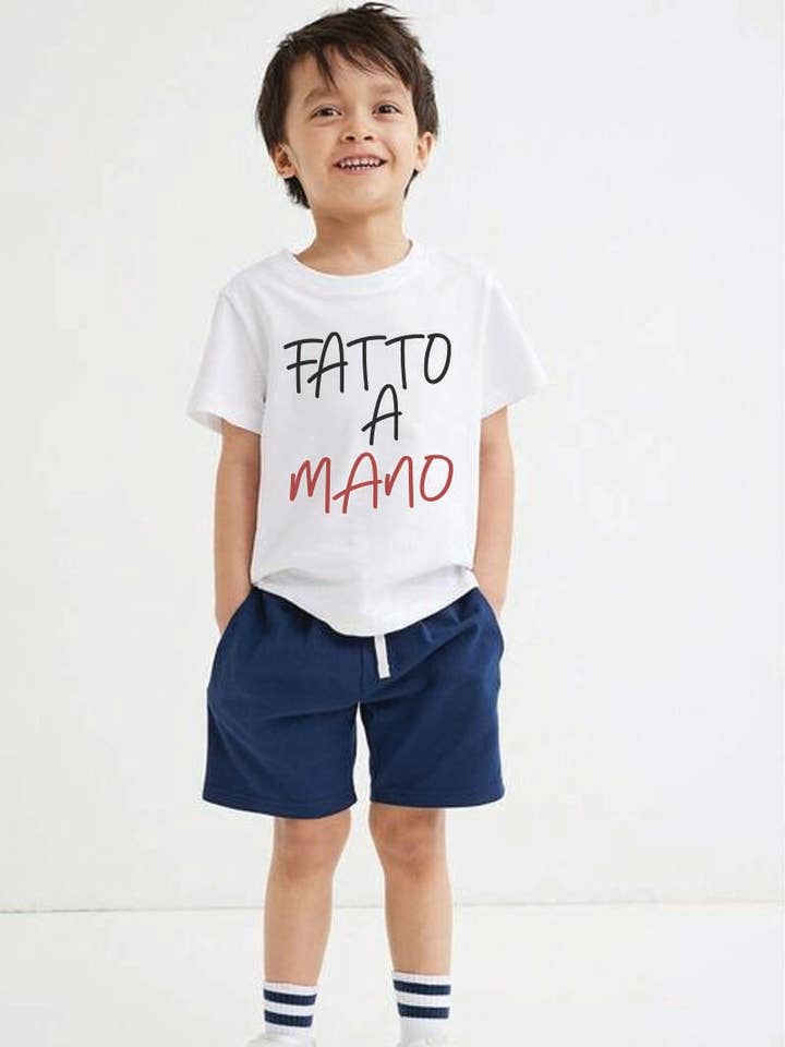 L1347 - FATTO A MANO grafisk t-shirt for engroshandel hos KNOCK ON THE STYLE