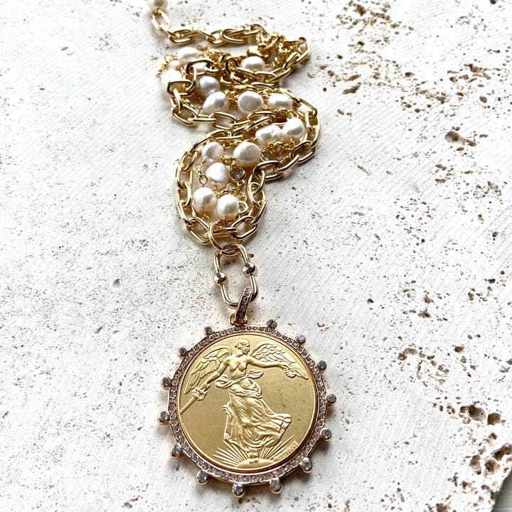 Collana con medaglione a forma di angelo, oro e perle, gioielli in cristallo per la vendita all'ingrosso da parte di VB&CO Designs Handmade Jewelry