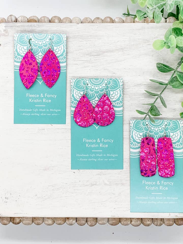 Mini boucles d'oreilles léopard rose vif faites main pour la vente par Fleece & Fancy