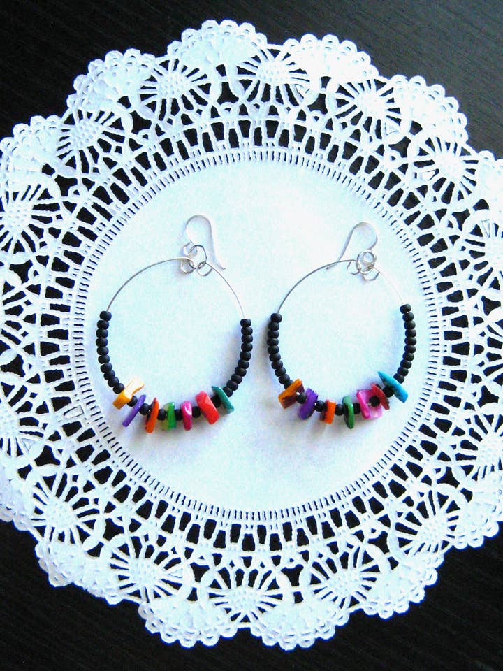 Casual oorbellen in zwarte en regenboogkleuren voor wholesale door Silver Bombon