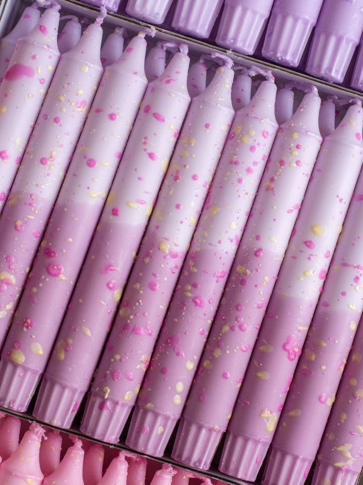 Tofarvede brugte stearinlys med dekorationer i lavendel for engroshandel hos Nordtrice