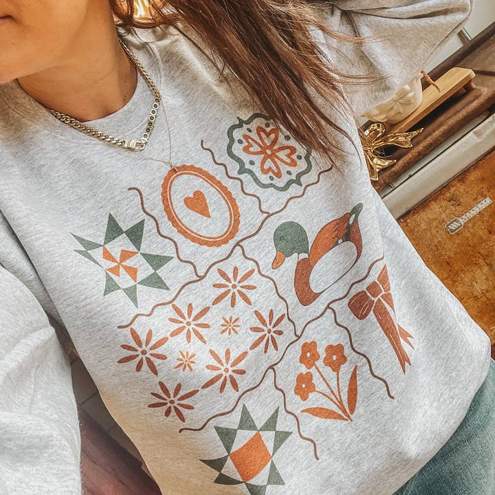 Sweat-shirt col rond vintage Quilt Mallard Thrifting pour la vente par Amy Anne Apparel Inc
