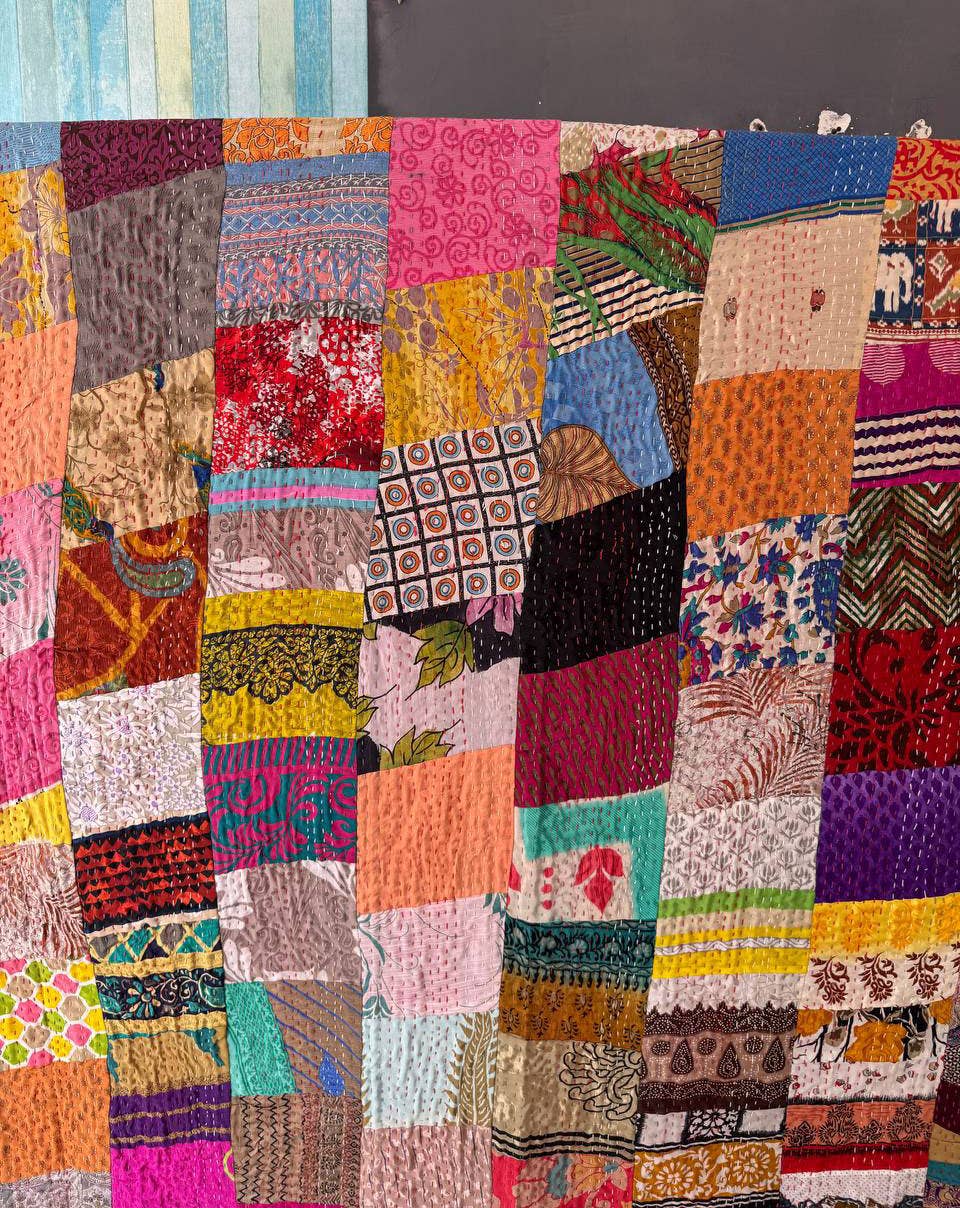 bhavnas boutique – Edredão por atacado – Colcha de Retalhos de Seda Kantha Costurada para Quarto1