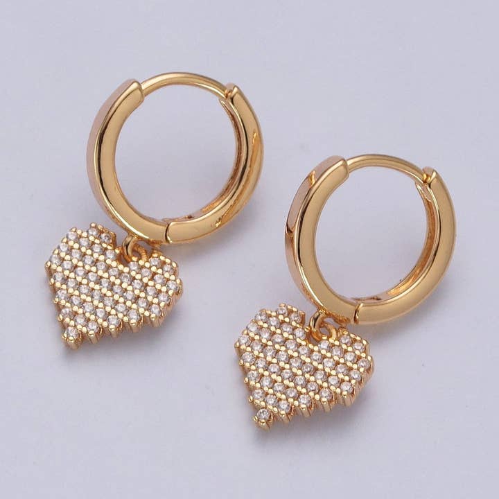 Met goud gevulde doorzichtige CZ Heart Valentine Charm Huggie oorbellen voor wholesale door Aim Eternal