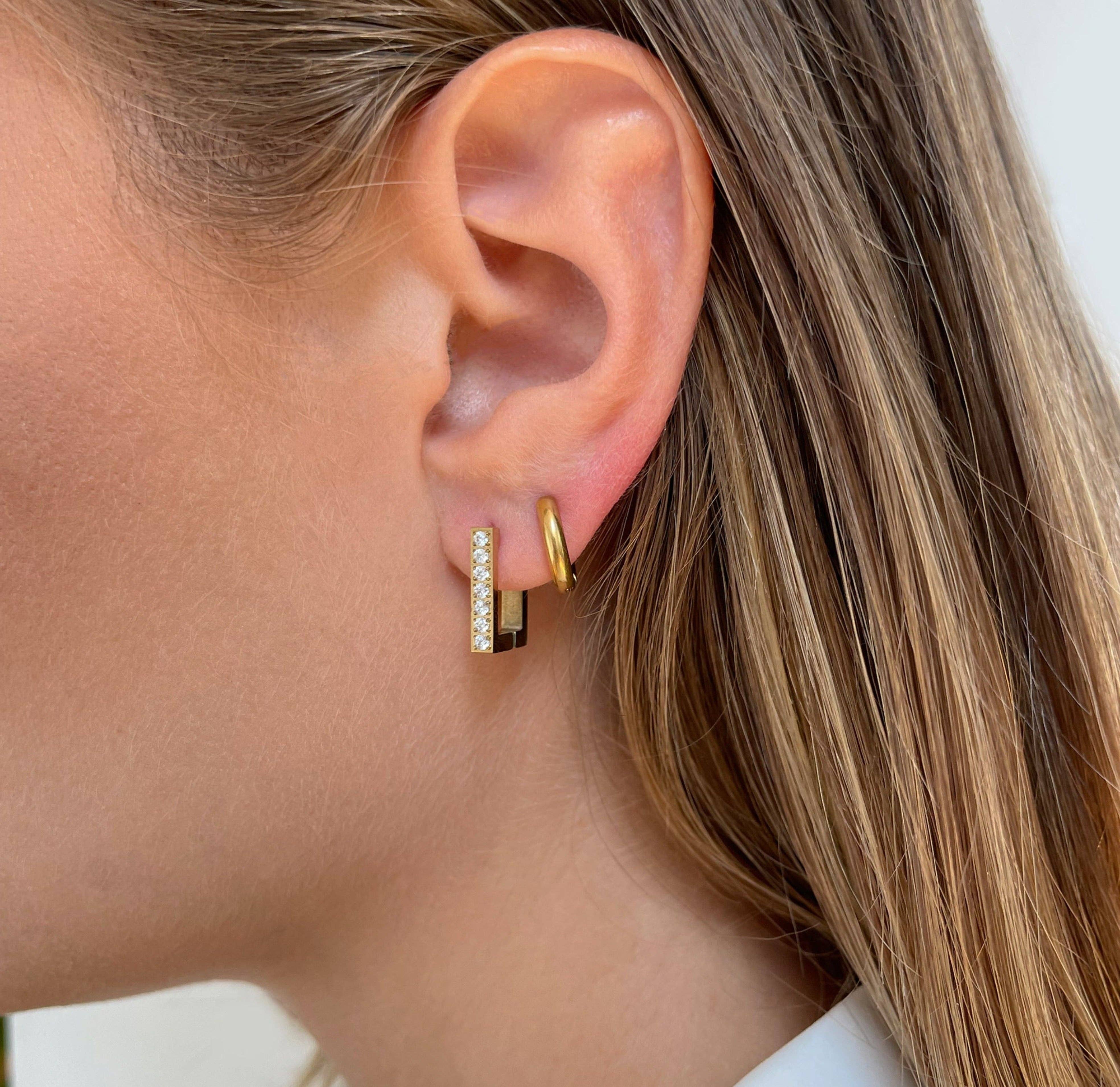 MAI DESIREE – wholesale Hoop-örhängen – ANGELINE - GULD FYRKANTIG BANA ÖRHÄNGEN2