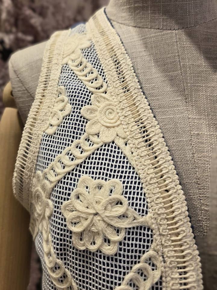 Gilet Piolas ricamato. per la vendita all'ingrosso da parte di Piolas