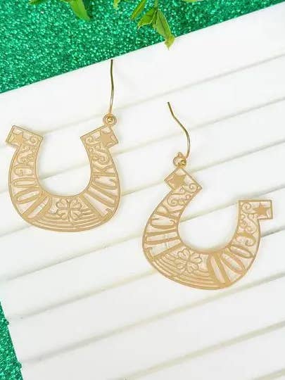 Orecchini pendenti a forma di ferro di cavallo intagliati «Good Luck» per la vendita all'ingrosso da parte di Prep Obsessed Wholesale
