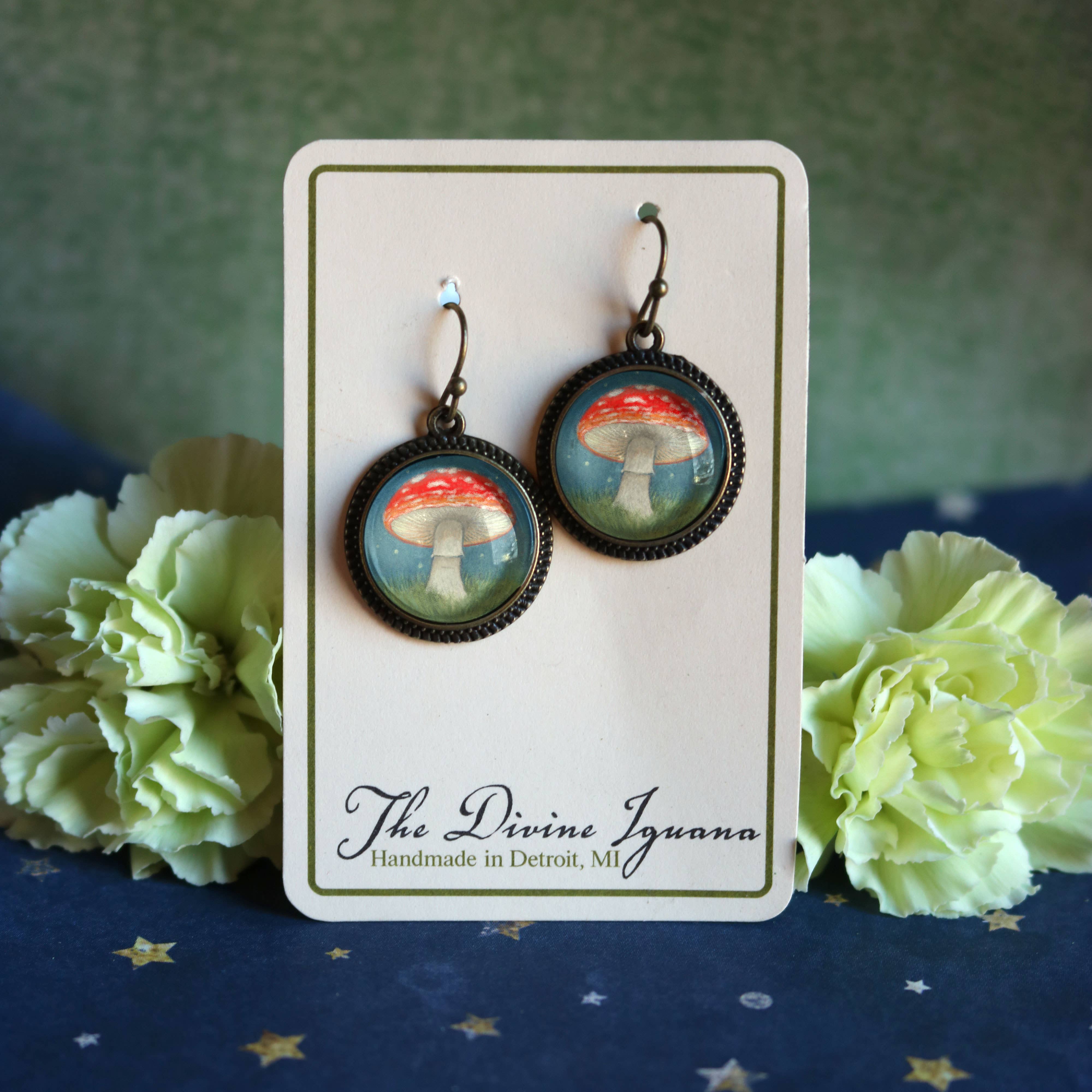 The Divine Iguana – Engroshandel Hængeøreringe og creoløreringe – Moonlit svampe Cottagecore glas Cabochon øreringe1