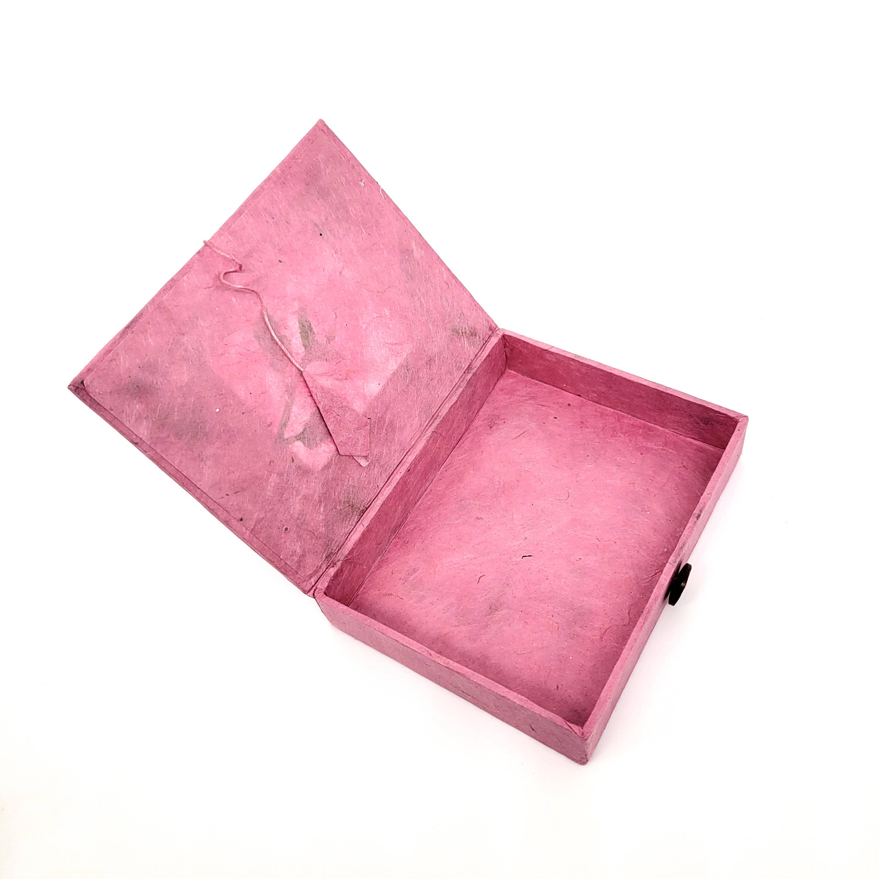 Eclectic Woodchuck – Großhandel Dekoschachteln – Kleine Box aus Pappmaché mit Rosenknospe im Batikdesign3