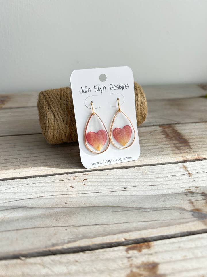 Botanisk Samling - Rosenblad Hjerte Dingleøreringe for engroshandel hos Julie Ellyn Designs