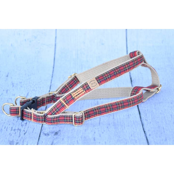 Harnais à carreaux rouge petit 3/4 po pour la vente par Finnegan’s Standard Goods