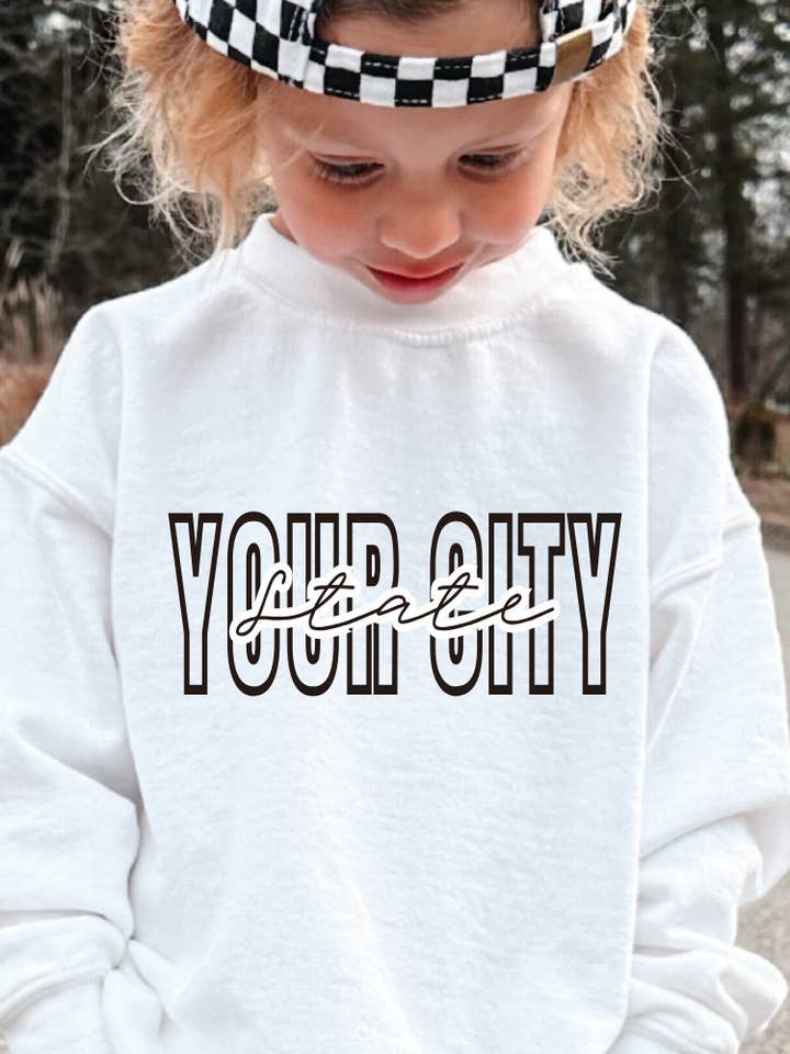 Sweat-shirt graphique jeunesse personnalisé ville et état pour la vente par Uncommon Label