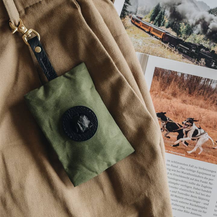 BAND&ROLL – Großhandel Kotbeutelspender – Leichter Hunde-Kotbeutelhalter aus gewachstem Canvas mit Lederapplikationen14