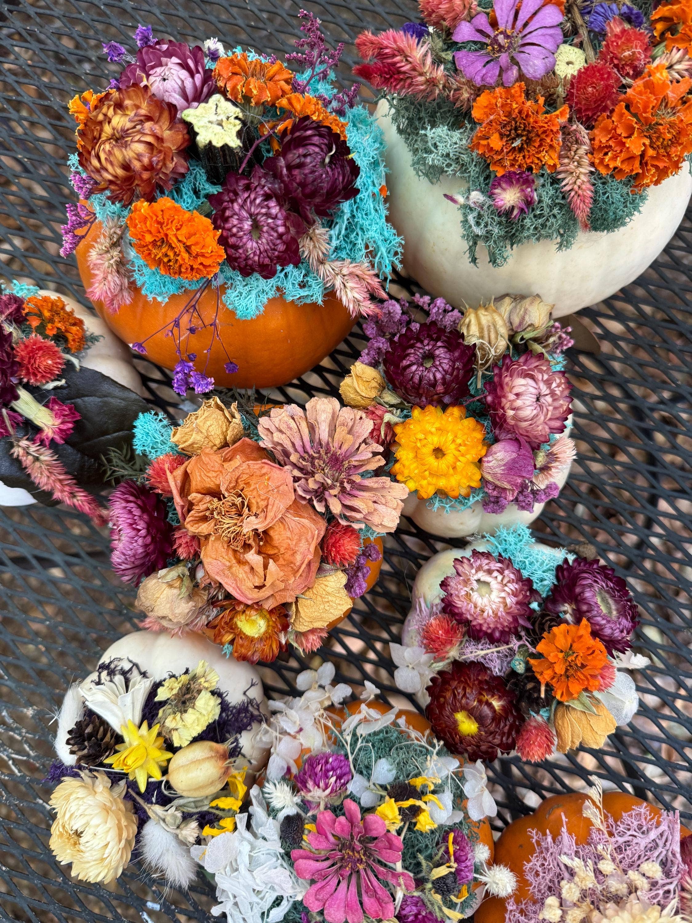 Remedy Designs - Vente Fleurs artificielles - Citrouille de fleurs séchées avec de vraies fleurs sur citrouille pour décoration florale de table d'automne.4