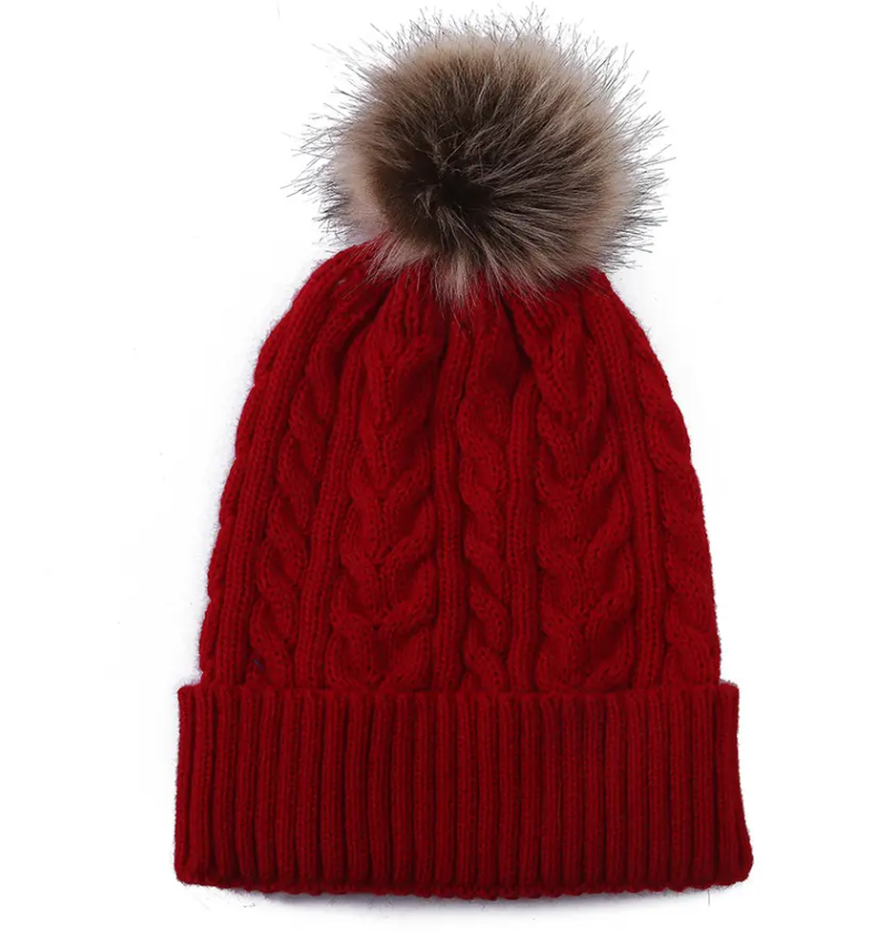 SHY Designs, LLC - Vente Bonnet – femme - Bonnet à pompon avec écusson en similicuir Amen3