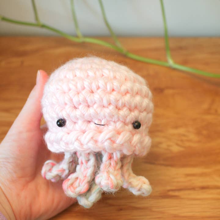 Jumbo crochet jellyfish plush toy for wholesale by Mohu