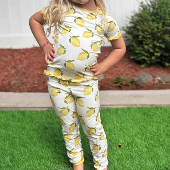 Le set en bambou doux à manches courtes imprimé citron pour la vente par Sweet Daisy Baby Clothing