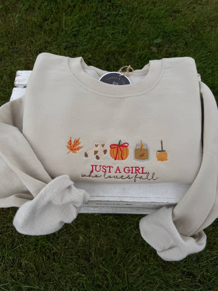 Juste une fille qui aime l'automne Sweat-shirt brodé pour la vente par Thread & Table